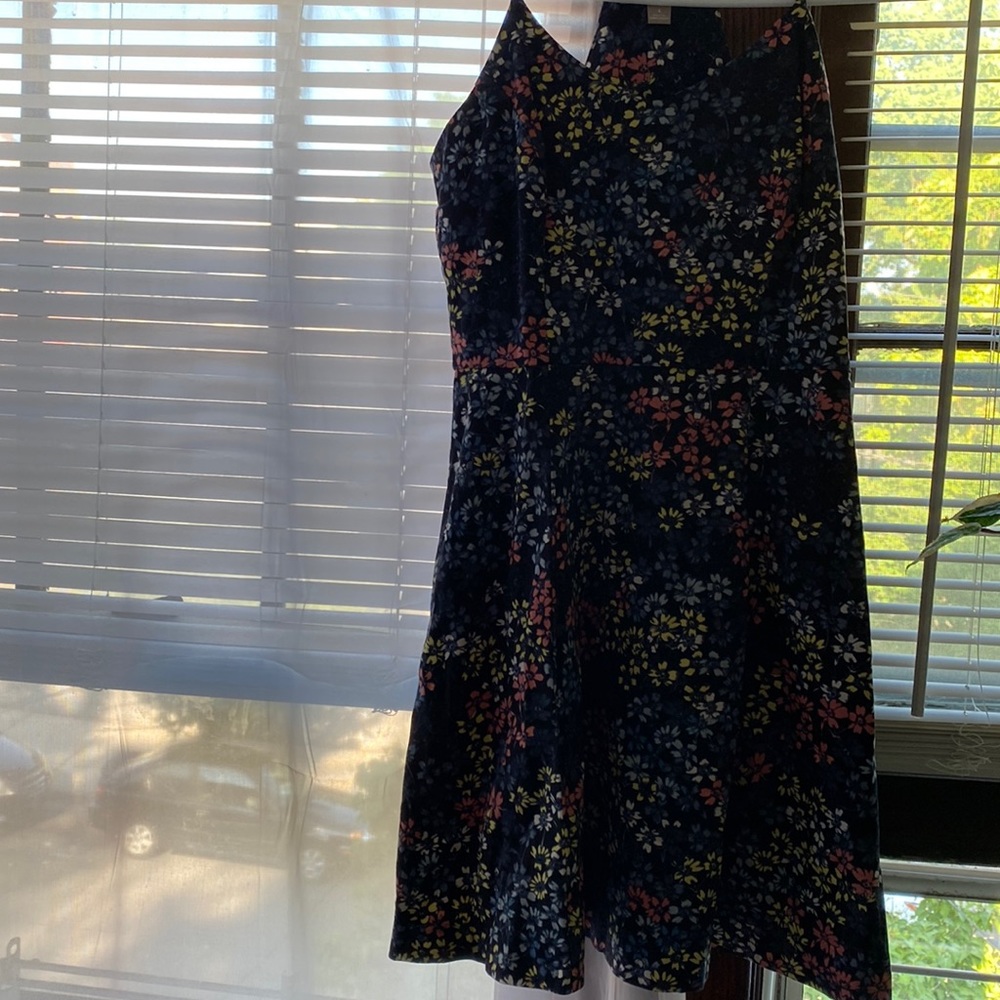 Size 4 dress.Colorfully printed with flower design. Purchased at BANANA REPUBLIC